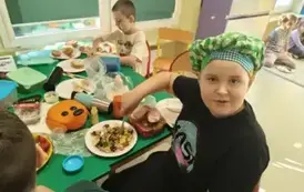 2b przygotowuje zdrowe śniadanie