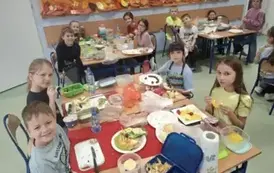 2a degustuje śniadanie