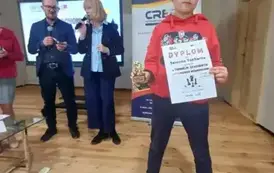 Uczeń z pamiątkowym dyplomem