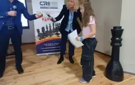 Uczennica odbiera dyplom uczestnictwa
