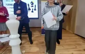 Uczennica z pamiątkowym dyplomem
