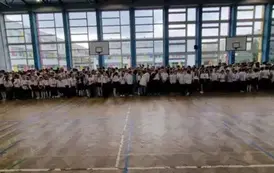 uczniowie klas 1 - 8 zgromadzona w sali gimnastycznej podczas śpiewania hymnu