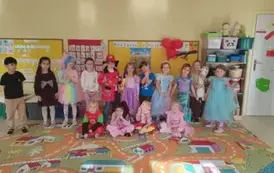 grupa przedszkola pozuje do zdjecia w bajkowych strojach
