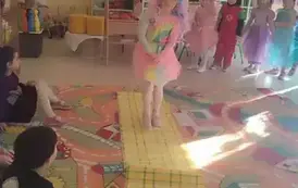 przedszkolaki prezentują w sali swoje bajkowe stroje