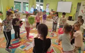 dzieci w kole bawią się w zabawę obrona przeciw wirusom