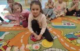 dziewczynka ułożyła kanapki zgodnie z wytycznymi gry Kucharz