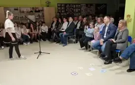uczennica recytuje wiersz przed zgromadzoną publicznościa