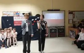 uczennica i uczeń z klasy sz&oacute;stej podczas recytacji wiersz