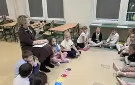 Zdjęcie przedstawia uczni&oacute;w klasy 1b biorących udział w zajęciach