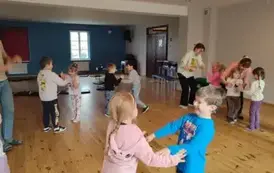 dzieci tańczą w parach
