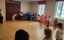 zajęcia w CKD- wszystkie dzieci tańczą w kole