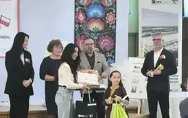 Wręczanie Ewie nagrody na konkursie recytatorskim
