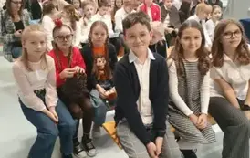 Uczniowie szkoły SP8 w Zgierzu biorący udział w konkursie recytatorskim Wiersze o jeżu
