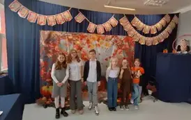Uczniowie szkoły SP8 w Zgierzu biorący udział w konkursie recytatorskim Wiersze o jeżu na tle dekoracji konkursowej