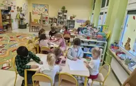 dzieci w grupach wykonują prace Źr&oacute;dła dymu