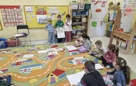 kolejne grupy prezentują narysowane źr&oacute;dła dymu