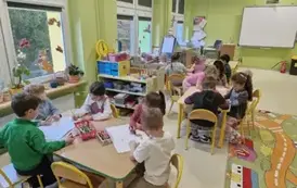 dzieci w grupach wykonują prece Źr&oacute;dła dymu