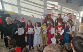 Laureaci, uczestnicy, organizatorzy konkursu oraz zaproszeni rycerze i przewodniczący Rady Rodzic&oacute;w