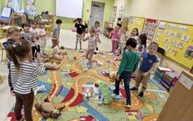 Dzieci ilustrują ruchem treść piosenki Pluszowy miś