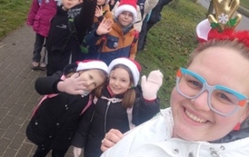 Grupa pierwszoklasist&oacute;w i trzecioklasist&oacute;w wraz z opiekunami w świątecznych czapkach i rogach renifera