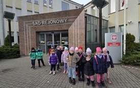 klasa 1b przed sadem rejonowym w zgierzu