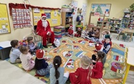 Dzieci w kole wykonują zabawę muzyczną Święta z MIkołajem