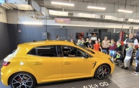 Uczniowie oglądają sportowy samoch&oacute;d