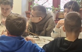 chłopcy pracują nad ozdobą choinkową