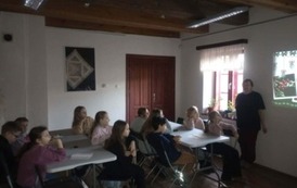 uczniowie słuchają opowiadania pani kustosz