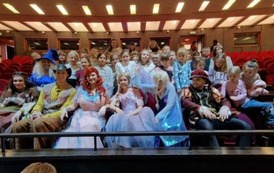 uczniowie klas z aktorami biorącymi udział w koncercie