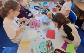 Członkinie koła w trakcie robienia kartek dla swoich dziadk&oacute;w