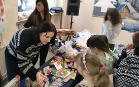 Zdjęcie przedstawia nauczycielki sprzedające gadżety podczas kiermaszu