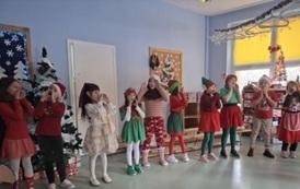 Uczniowie klasy 2A podczas śpiewu kolejnej piosenki z choreografią dla babć i dziadk&oacute;w
