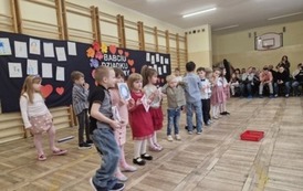 Przedszkolaki recytują wiersz Kochamy was