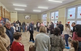 Wsp&oacute;lna zabawa w kole Mam chusteczkę haftowaną