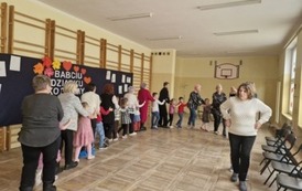 Wszyscy ustawieni w pociąg do zabawy z piosenką Jawor