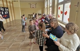 Przedszkolaki wręczają gościom laurki