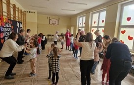 Zabawa taneczna w parach dzieci i gości do piosenki Poleczka dla babci i dziadka