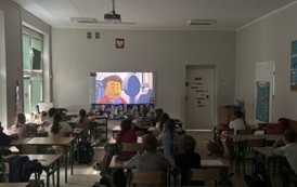 dzieci oglądające film w klasie