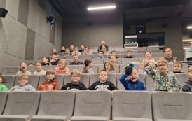 klasa 2d i 5c w sali kinowej w Starym Młynie