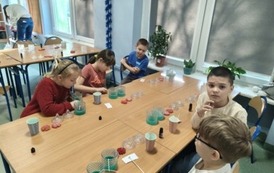 uczniowie klasy 2b podczas warsztat&oacute;w z wykonywania świec
