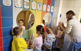 dzieci w łazience myją dokładnie ręce wg instrukcji