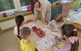 przedszkolaki wykonują kartę pracy Kiedy trzeba myć ręce