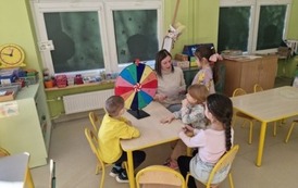 dzieci kolejno odpowiadają na pytania na kole fortuny