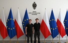 uczniowie w tle fagi Polski i Unii Europejskiej