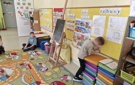 Dzieci odczytują rebusy