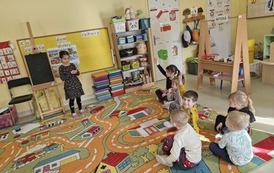 Grupa obserwuje koleżankę prezentującą hasło w Kalamburach