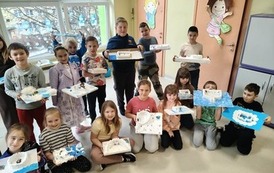 dzieci pokazują swoje zagrody
