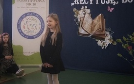 Zdjęcie przedstawia uczennicę klasy 3b podczas recytacji