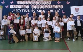Zdjęcie przedstawia wszystkich uczestnik&oacute;w konkursu recytatorskiego pod hasłem &bdquo;Recytuję, bo chcę i umiem.